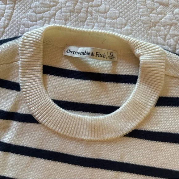 Abercrombie & Fitch Black and White Striped Sweatshirt - Picture 3 of 7